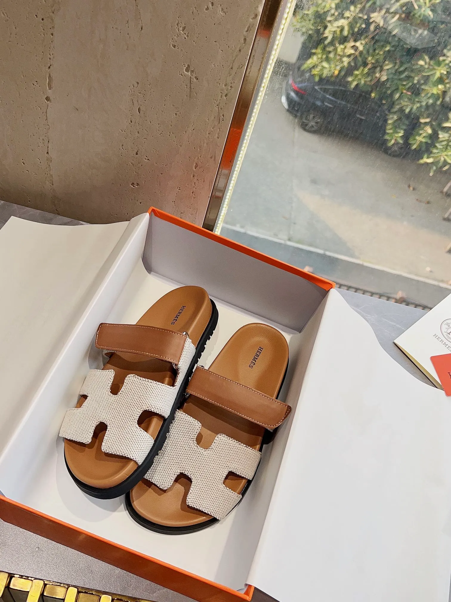 👟👟Ex-factory price 440👟👟 Men's size +10 H family 2024 spring and summer new style HERMES Hermes' recently popular couple's shoes, pig nose angle sandals and slippers, paired with various colorful socks, extremely trendy. Upper lining: imported original material. Outsole: non-slip and wear-resistant outsole. Size: Female 35-42 (40/42 non-returnable and non-exchangeable) Men’s size: 39-45 (45 is non-refundable and non-exchangeable)